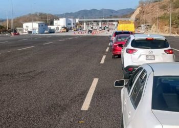 Foto: cortesía // Durante el pasado puente largo, se observaron largas filas para pagar el peaje en la caseta de La Ventanilla.