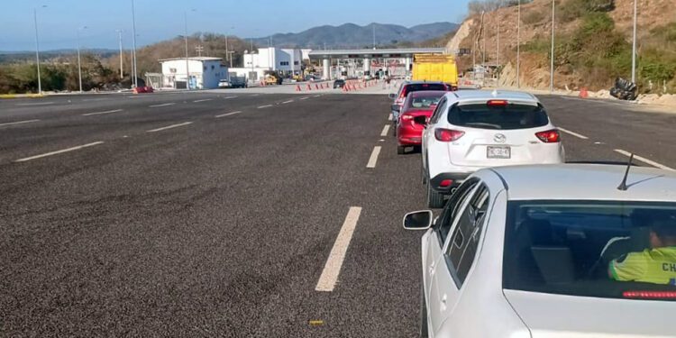 Foto: cortesía // Durante el pasado puente largo, se observaron largas filas para pagar el peaje en la caseta de La Ventanilla.