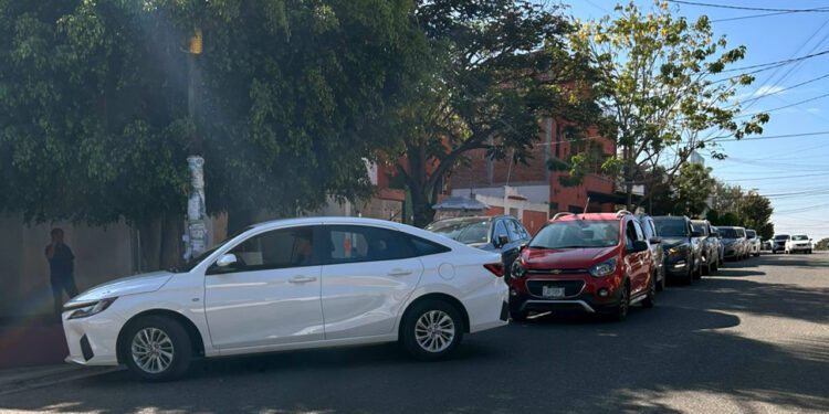 Foto: Carlos A. Hernández // Largas filas en el verificentro de la colonia Reforma.