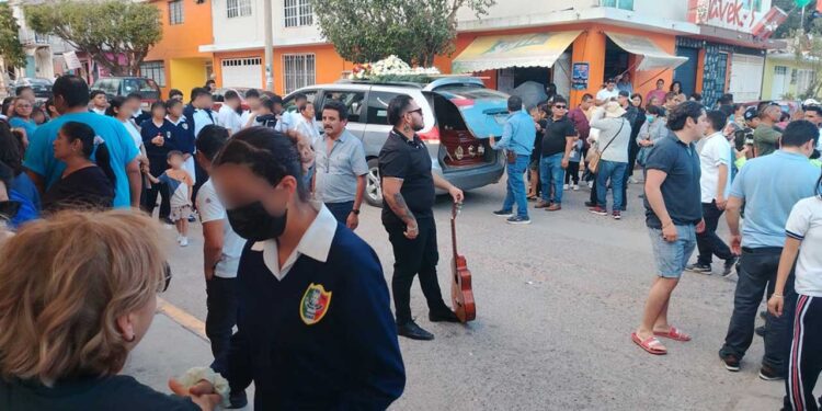 Le dan el último adiós a trabajador de la Escuela Secundaria Benito Juárez.