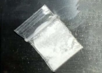 Le encuentran una bolsita de cristal.