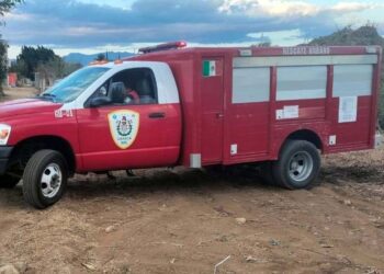 Bomberos acudieron al llamado para rescatar el cuerpo.