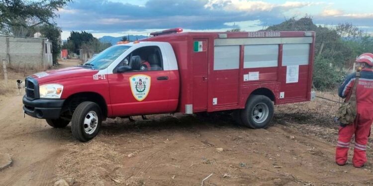Bomberos acudieron al llamado para rescatar el cuerpo.
