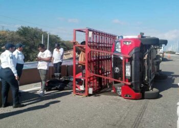 Los muebles quedaron tirados a un costado de la carretera.