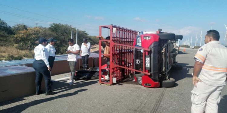 Los muebles quedaron tirados a un costado de la carretera.