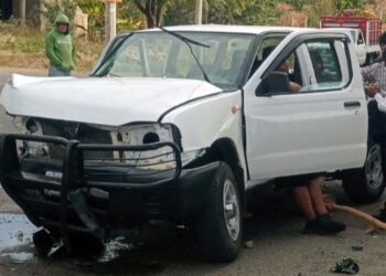 Los ocupantes de la camioneta Nissan fueron los más afectados.