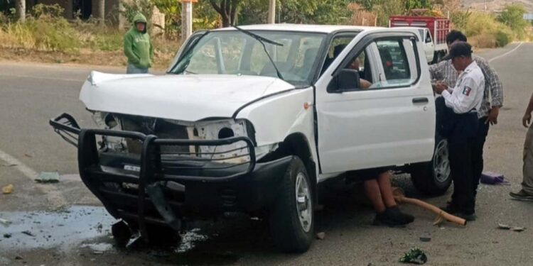 Los ocupantes de la camioneta Nissan fueron los más afectados.