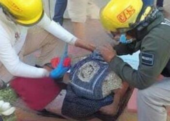 Octogenaria cae de unidad de motor