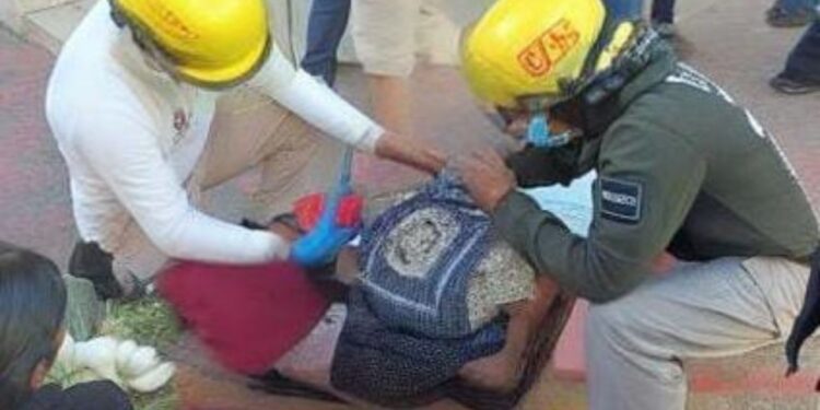 Octogenaria cae de unidad de motor