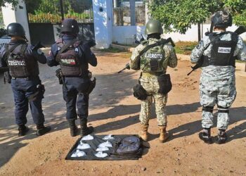 La policía encontró 300 bolsitas con cristal y 10 bolsitas con mariguana.