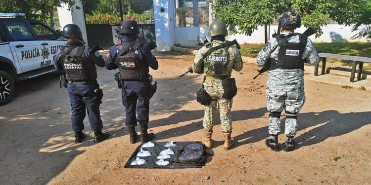 La policía encontró 300 bolsitas con cristal y 10 bolsitas con mariguana.