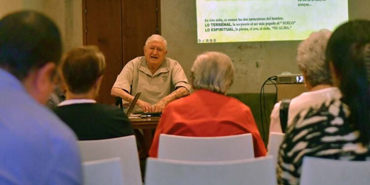 El maestro Eliseo Ramírez Guzmán es originario de Tlaxiaco.