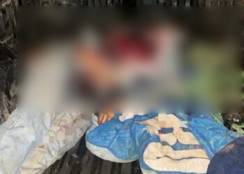 La víctima fue trasladada en la batea de una camioneta en busca de atención médica.