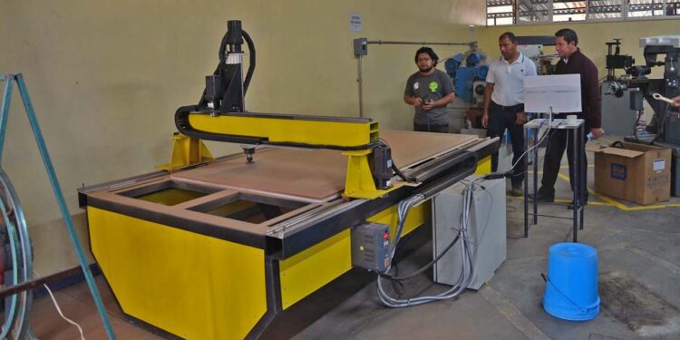 Los asesores catedráticos de estos talleres han supervisado la instalación de estos equipos.