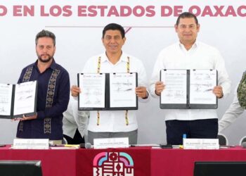 Los mandatarios de Oaxaca y Puebla, Salomón Jara Cruz y Alejandro Armenta Mier, respectivamente, firmaron el convenio de colaboración en seguridad y justicia.