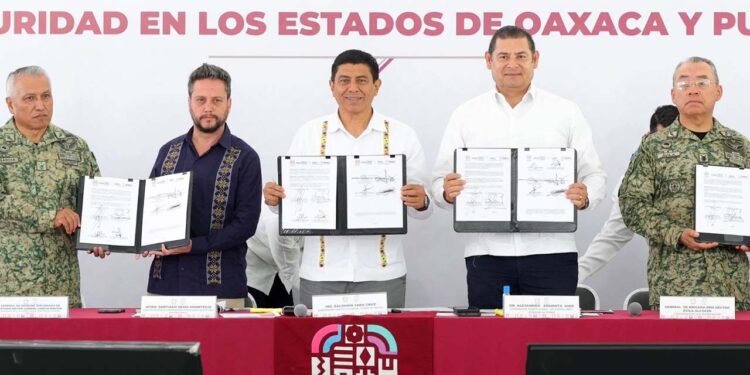 Los mandatarios de Oaxaca y Puebla, Salomón Jara Cruz y Alejandro Armenta Mier, respectivamente, firmaron el convenio de colaboración en seguridad y justicia.