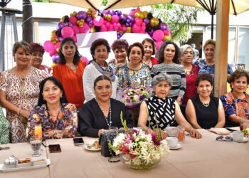 Fotos: Rubén Morales // Los seres queridos de Teté Trujillo la sorprendieron con un festejo muy especial por sus 70 años de vida.