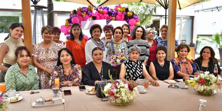 Fotos: Rubén Morales // Los seres queridos de Teté Trujillo la sorprendieron con un festejo muy especial por sus 70 años de vida.