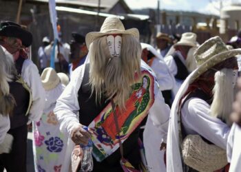 Los vecinos disfrutan de salir a las calles a ver el Carnaval y Los Chilolos de Chalcatongo.