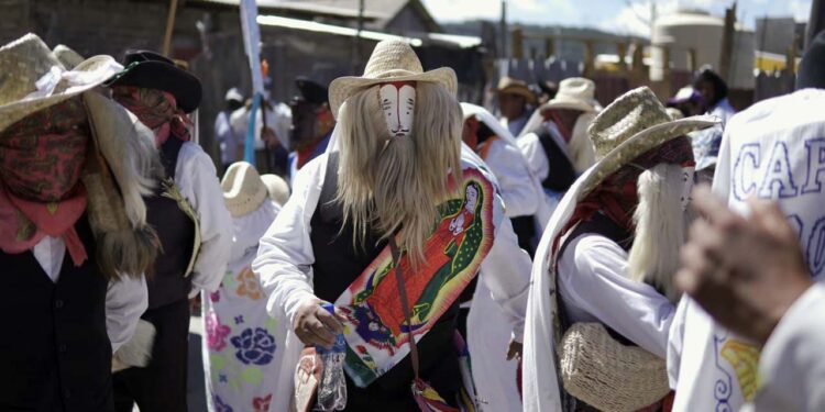 Los vecinos disfrutan de salir a las calles a ver el Carnaval y Los Chilolos de Chalcatongo.