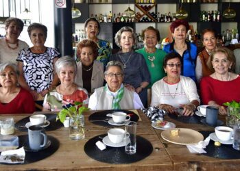 Fotos: Rubén Morales // Luego de disfrutar ricos platillos y bebidas a la carta, entonaron las tradicionales Mañanitas en honor de Liz Gutiérrez.