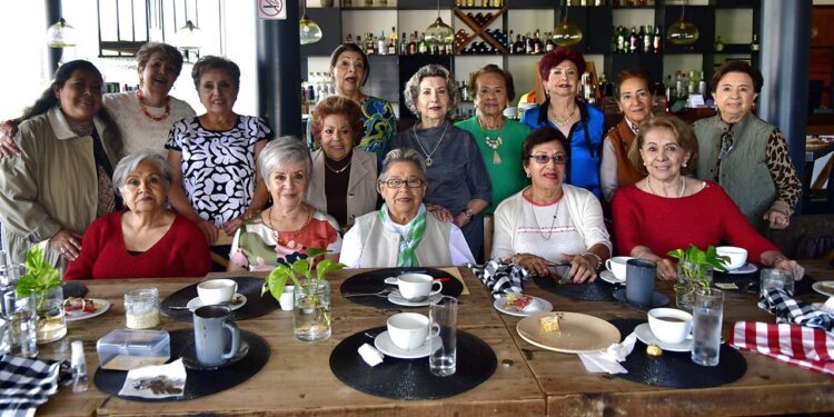 Fotos: Rubén Morales // Luego de disfrutar ricos platillos y bebidas a la carta, entonaron las tradicionales Mañanitas en honor de Liz Gutiérrez.