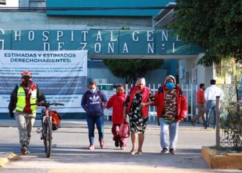 Foto: Adrián Gaytán // Mientras los derechohabientes del IMSS padecen por el desabasto de medicamentos, funcionarios corruptos han otorgado contratos millonarios a empresas “fantasma”.