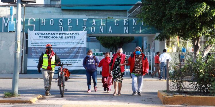 Foto: Adrián Gaytán // Mientras los derechohabientes del IMSS padecen por el desabasto de medicamentos, funcionarios corruptos han otorgado contratos millonarios a empresas “fantasma”.