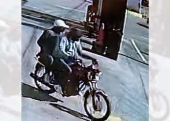 Motociclistas asaltan gasolinera.