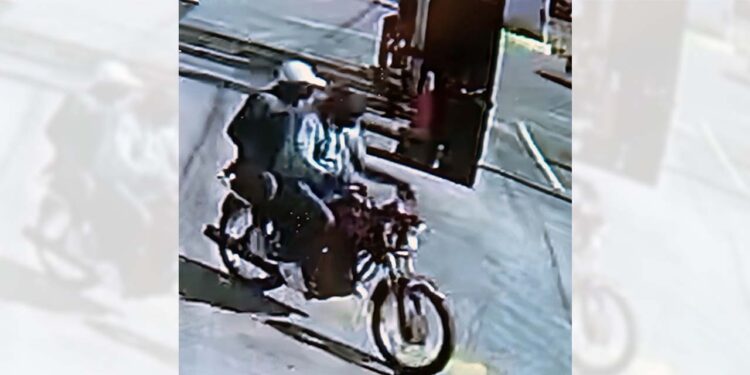 Motociclistas asaltan gasolinera.