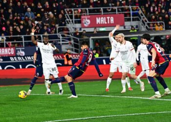Milan y ‘Santi’ Giménez, siguen sin levantar; pierden 2-1 con Bologna