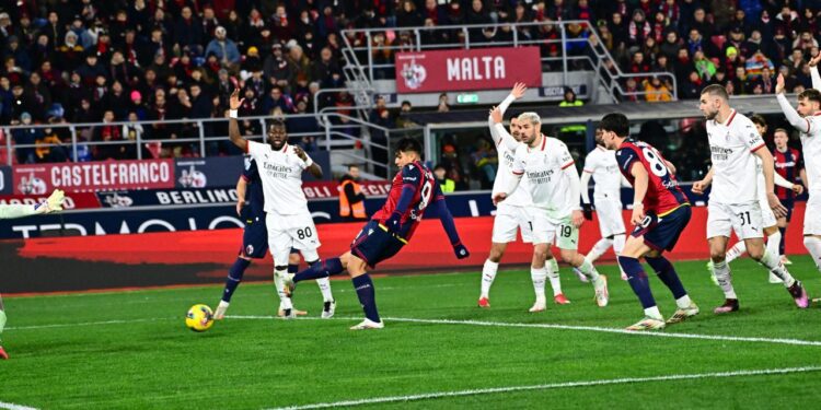 Milan y ‘Santi’ Giménez, siguen sin levantar; pierden 2-1 con Bologna