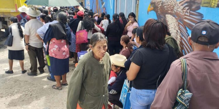 Mujeres y hombres de la región Mazateca recibieron sus Tarjetas del Bienestar.