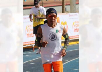 Foto: Leobardo García Reyes // Octaviano Robles miembro de la PABIC, invitó a los atletas a tomar parte de la carrera de aniversario de esa corporación.