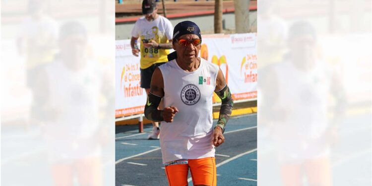Foto: Leobardo García Reyes // Octaviano Robles miembro de la PABIC, invitó a los atletas a tomar parte de la carrera de aniversario de esa corporación.