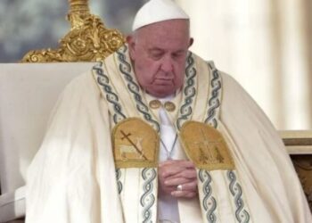 “No todo termina con la muerte”, dice el Papa; leve mejora en su salud, tensión y mucha oración en El Vaticano