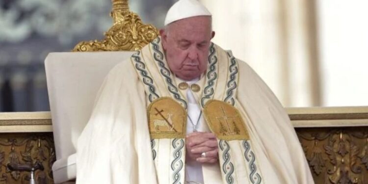 “No todo termina con la muerte”, dice el Papa; leve mejora en su salud, tensión y mucha oración en El Vaticano