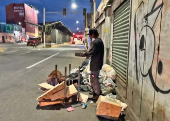 Foto: Álvaro Cuitláhuac López // Personas en situación de calle abandonan la basura en la vía pública.