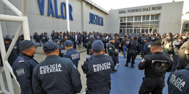Foto: Jorge Luis Plata // Policías estatales mantienen el paro de labores; al menos mil 200 elementos se han sumado a la protesta.