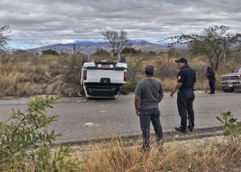 Perdió el control, volcando aparatosamente, quedando con las llantas para arriba.