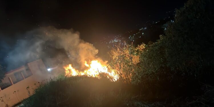 Basura provoca incendio en barranca