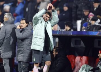 VIDEO | Santiago Giménez gana en las tribunas, pero pierde a nivel de cancha con el Milan