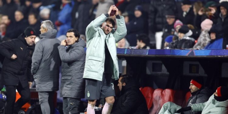 VIDEO | Santiago Giménez gana en las tribunas, pero pierde a nivel de cancha con el Milan