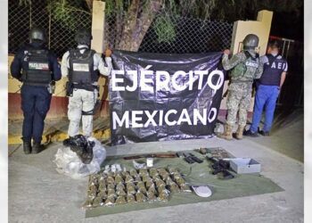 Se decomisaron 50 dosis de mariguana, medio costal con la misma hierba y seis bolsas de nailon transparente con cristal.