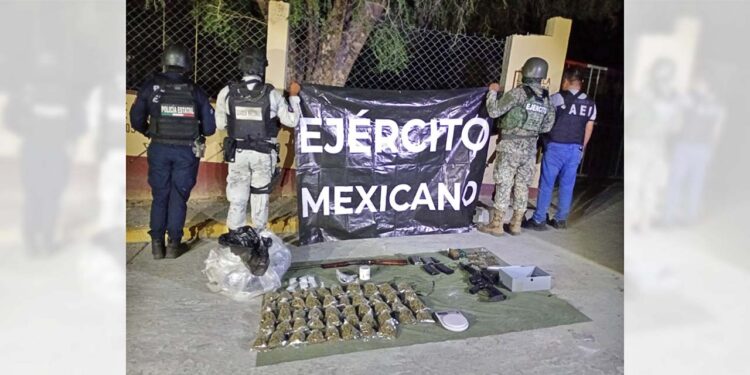 Se decomisaron 50 dosis de mariguana, medio costal con la misma hierba y seis bolsas de nailon transparente con cristal.