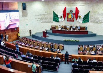 Foto: Carlos A. Hernández // Semivacío el congreso durante la comparecencia de la titular de Secretaría de Interculturalidad, Pueblos y Comunidades Indígenas y Afromexicanas.
