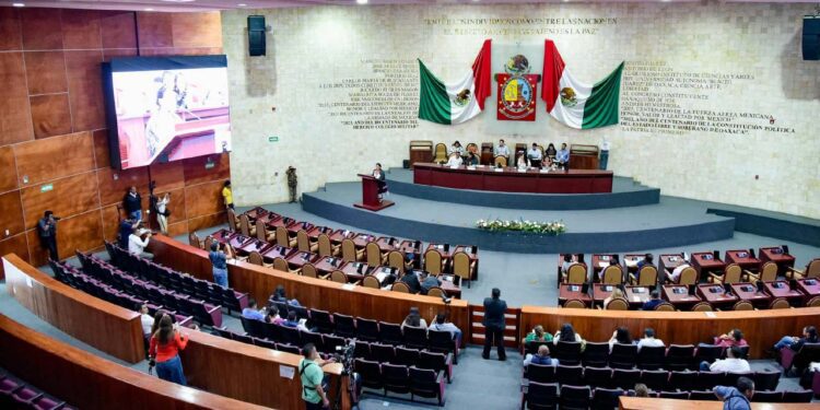 Foto: Carlos A. Hernández // Semivacío el congreso durante la comparecencia de la titular de Secretaría de Interculturalidad, Pueblos y Comunidades Indígenas y Afromexicanas.