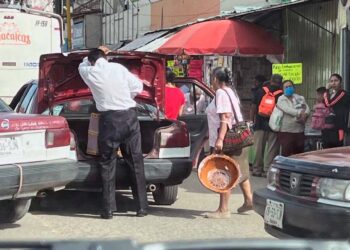 Fotos: Álvaro Cuitláhuac López // Suben taxis foráneos pasaje en medio del arroyo vehicular, sin precaución e interrumpiendo el tránsito.
