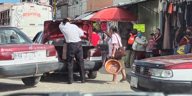 Fotos: Álvaro Cuitláhuac López // Suben taxis foráneos pasaje en medio del arroyo vehicular, sin precaución e interrumpiendo el tránsito.