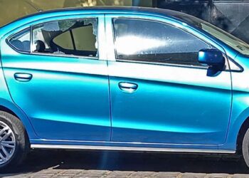 Sujetos desconocidos cristalearon un auto para llevarse los objetos de su interior.